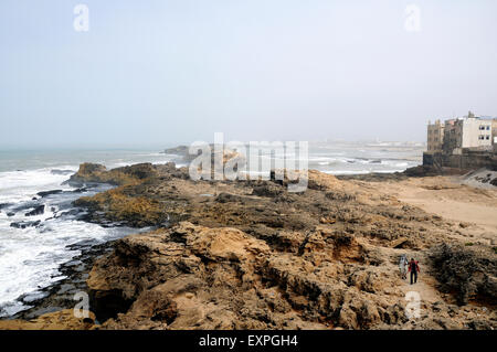 Côte rocheuse de l'Atlantique et remparts d'Essaouira. Banque D'Images