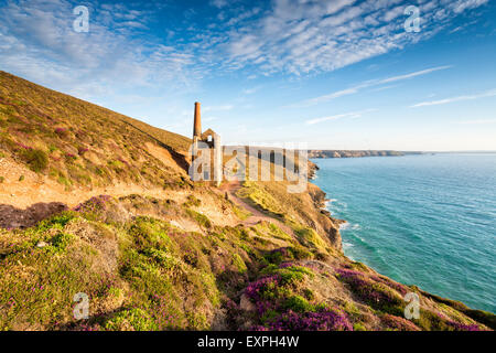 L'exploitation minière de l'étain de ruines anciennes d'un autre âge sur le South West Coast Path lorsqu'elle passe le Towanroath engine house près de St Agnes Banque D'Images