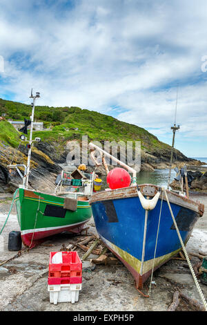 Bateaux sur la plage à Portloe Cornish un village de pêcheurs sur la péninsule de Roseland Banque D'Images