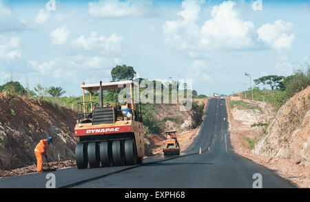 Altamira, l'État de Para au Brésil. Travaux de construction de routes avec rouleaux routiers et les travailleurs de la construction. Banque D'Images