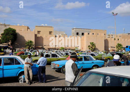 Station de taxi à Taroudant et remparts de la ville en arrière-plan. Banque D'Images