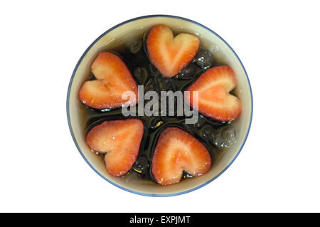 La gelée d'herbe et de fraise avec de la glace dans un bol à dessert Banque D'Images