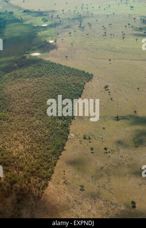 Maraba, l'État de Para au Brésil. Vue aérienne de la déforestation, s'approchant de la ville depuis le sud. Banque D'Images