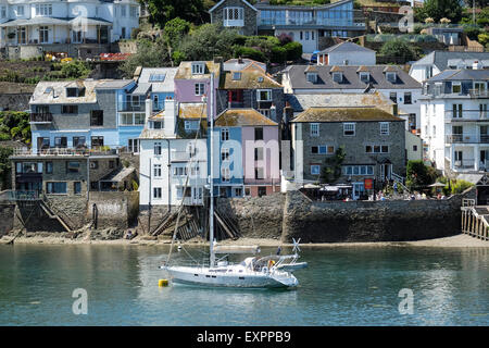 Salcombe, Devon, UK. Le Ferry Inn and Yaccht, sur l'eau à Salcombe Banque D'Images