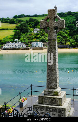 Salcombe, Devon, UK. Monument commémoratif de guerre Portlemeouth avec East Beach à l'arrière-plan. Banque D'Images