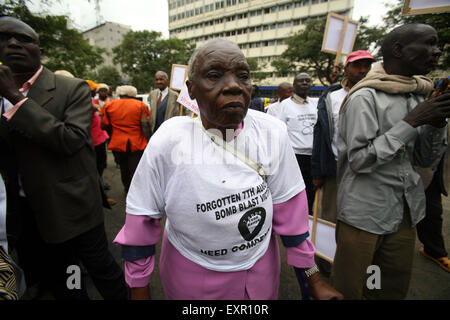 Nairobi, Kenya. 16 juillet, 2015. Des victimes et des proches de victimes de la 7 août 1998, bombardement de l'ambassade des Etats-Unis manifester devant le secrétaire du Cabinet de l'intérieur Kenyan Joseph Nkaissery's office exigeant d'être indemnisés par le gouvernement américain et le gouvernement du Kenya à Nairobi, Kenya, le 15 juillet 2015. (Xinhua/John Okoyo)(bxq) Credit : Xinhua/Alamy Live News Banque D'Images