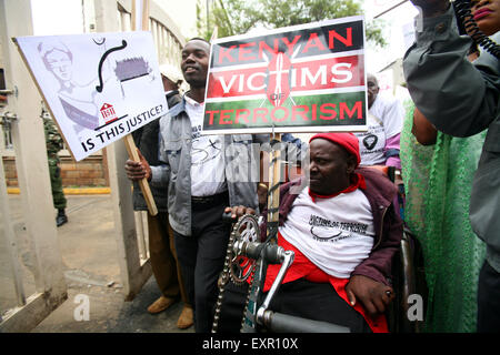 Nairobi, Kenya. 16 juillet, 2015. Des victimes et des proches de victimes de la 7 août 1998, bombardement de l'ambassade des Etats-Unis manifester devant le secrétaire du Cabinet de l'intérieur Kenyan Joseph Nkaissery's office exigeant d'être indemnisés par le gouvernement américain et le gouvernement du Kenya à Nairobi, Kenya, le 15 juillet 2015. (Xinhua/John Okoyo)(bxq) Credit : Xinhua/Alamy Live News Banque D'Images