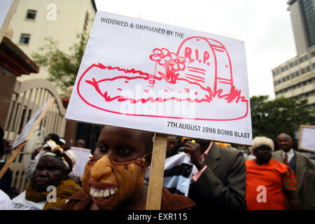 Nairobi, Kenya. 16 juillet, 2015. Des victimes et des proches de victimes de la 7 août 1998, bombardement de l'ambassade des Etats-Unis manifester devant le secrétaire du Cabinet de l'intérieur Kenyan Joseph Nkaissery's office exigeant d'être indemnisés par le gouvernement américain et le gouvernement du Kenya à Nairobi, Kenya, le 15 juillet 2015. (Xinhua/John Okoyo)(bxq) Credit : Xinhua/Alamy Live News Banque D'Images