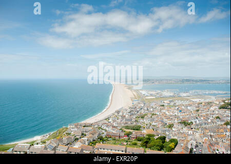 Plage de Chesil avec la ville de Portland / Fortuneswell au premier plan. Dorset, Angleterre, Royaume-Uni. Banque D'Images