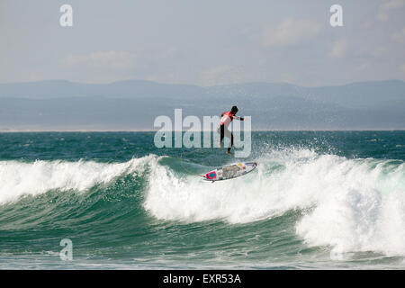 Surfeur professionnel brésilien Gabriel Medina en action à la 2015 J-Bay Surf open event à Jeffreys Bay, Afrique du Sud Banque D'Images