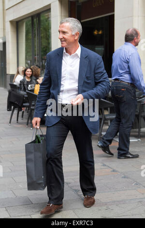 London UK. 16 juillet 2015. Liverpool FC et l'ancien manager des Glasgow Rangers Graeme Souness shopping Crédit : Knightsbridge Harrods extérieur amer ghazzal/Alamy Live News Banque D'Images