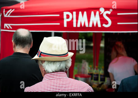 Homme aux cheveux blancs portant un chapeau panama au Festival Art in action dans l'Oxfordshire Banque D'Images