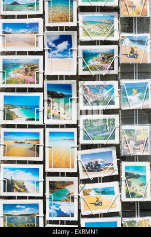 Cartes postales souvenirs en vente dans un rack à Padstow Cornwall UK Banque D'Images