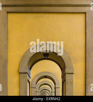 Arches sur le long chemin en plus de l'Arno à Florence Banque D'Images