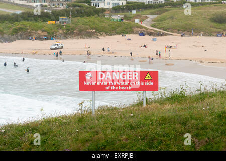 Un Danger Avertissement Attention baigneurs de ne pas entrer dans la mer d'un côté de la plage de la baie de Treyarnon Cornwall UK Banque D'Images