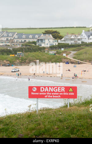 Un Danger Avertissement Attention baigneurs de ne pas entrer dans la mer d'un côté de la plage de la baie de Treyarnon Cornwall UK Banque D'Images