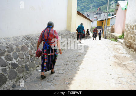 Guatemala femmes autochtones dans des vêtements traditionnels à pied à San Jorge La Laguna, Solola, Guatemala. Banque D'Images