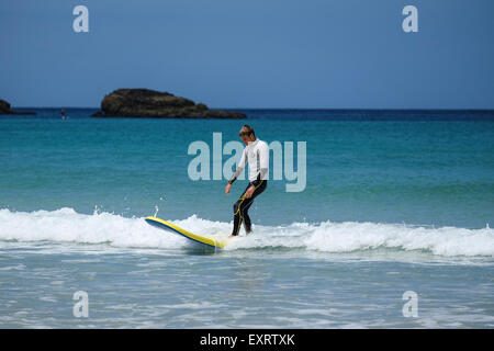 St Ives, Cornwall, UK : instructeur de l'École de surf sur la plage de Porthmeor Banque D'Images