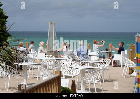 St Ives, Cornwall, UK : groupe de personnes de manger et prendre des photos à l'extérieur à Carbis Bay Café Banque D'Images