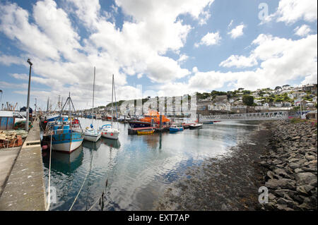 Bateaux de pêche dans le port de Fowey. Cornwall, Angleterre, Royaume-Uni. Banque D'Images