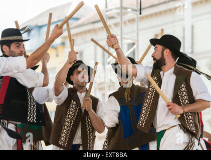 Zagreb, Croatie. 16 juillet, 2015. Les participants du Portugal effectuer au cours de la 49e Festival International de Folklore à Zagreb, capitale de la Croatie, le 16 juillet 2015. Crédit : Le Miso Lisanin/Xinhua/Alamy Live News Banque D'Images