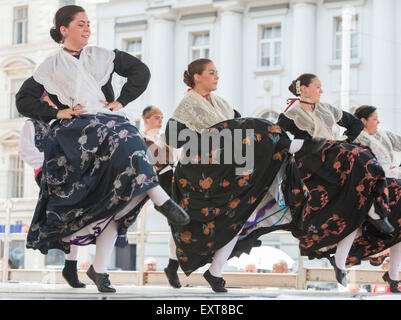 Zagreb, Croatie. 16 juillet, 2015. Les participants de l'Espagne effectuer lors de la 49ème Festival International de Folklore à Zagreb, capitale de la Croatie, le 16 juillet 2015. Crédit : Le Miso Lisanin/Xinhua/Alamy Live News Banque D'Images