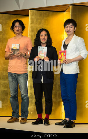 Tokyo, Japon. 16 juillet, 2015. (L à R) Auteurs Akira Higashiyama, Naoki Matayoshi et Keisuke Hada assister à la cérémonie de remise des prix de littérature japonaise au centre-ville de Tokyo le 16 juillet 2015. Le comédien japonais Naoki Matayoshi aura été un vainqueur du 153e Prix Akutagawa pour son livre Hibana, avec Keisuke Hada qui a remporté le prix de l'expérience de Jimmy Hendrix. Naoki Matayoshi a reçu le Prix Naoki 153e pour son roman Ryu. Les lauréats ont également reçu un million de yen en prix en argent. Credit : AFLO Co.,Ltd/Alamy Live News Banque D'Images