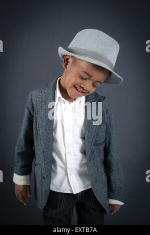 Beau garçon faisant des expressions différentes dans différents ensembles de vêtements : fatigué Banque D'Images