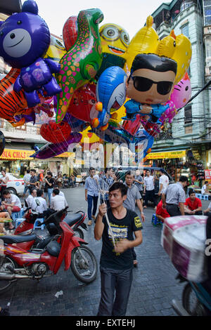 Vendeur de ballons à la populaire 'bia hoi' coin nuit à Hanoi, Vietnam Banque D'Images