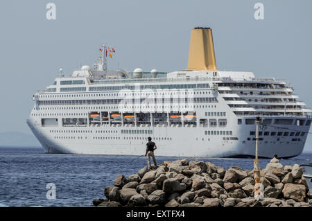 P&O Cruise Ship docks Oriana un port turc alors qu'un homme de poissons de roches. Credit : Euan Cherry Banque D'Images