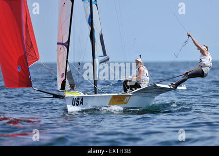 Toronto, Ontario, Canada. 16 juillet, 2015. 15 juillet 2015 - Toronto, Canada - Équipe USA passe la ligne d'arrivée après une course de 49er:FX dans l'avant-port au cours de l'or aux Jeux panaméricains de Toronto. Credit : James Macdonald/ZUMA/Alamy Fil Live News Banque D'Images