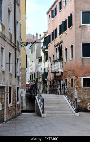 Italie - région de Cannaregio - ghetto - Ghetto Vecchio - rue étroite  + pont sur le canal Rio di Ghetto Nuovo - dans l'ombre Banque D'Images