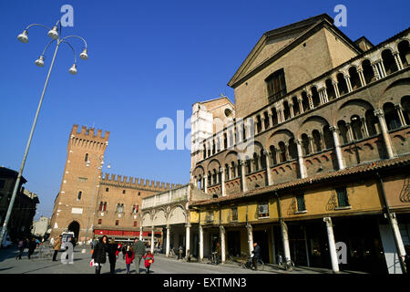 Italie, Emilia Romagna, Ferrara, Loggia dei Merciai, cathédrale et hôtel de ville Banque D'Images