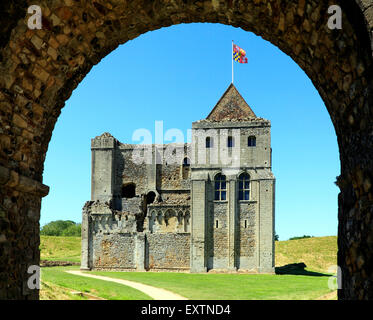 Château de Castle Rising par arch, 12e siècle donjon normand, Norfolk England UK English châteaux médiévaux Banque D'Images
