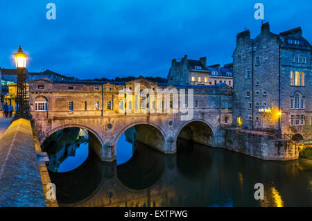 Photo de nuit de l'historique 18thC Pulteney Bridge sur la rivière Avon, dans le centre-ville historique, Bath, Somerset, England, UK Banque D'Images