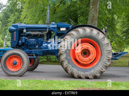 Bleu foncé 1948 Fordson E27N Vintage Tracteur agricole Banque D'Images