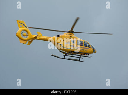 Eurocopter EC135T-1 G-SASA au départ de l'aéroport de Inverness Dalcross sur base de légende. 9960 SCO. Banque D'Images