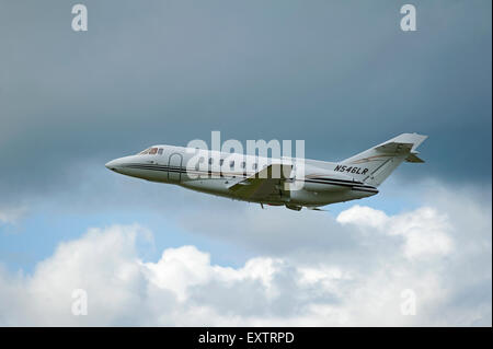 Hawker 1000 Ratheron Corporate Business Jet moyen au départ de l'aéroport de Inverness Dalcross. 9961 SCO. Banque D'Images