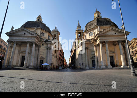 Italie, Rome, Piazza del Popolo, églises Santa Maria di Montesanto (à gauche) et Santa Maria dei Miracoli (à droite) Banque D'Images