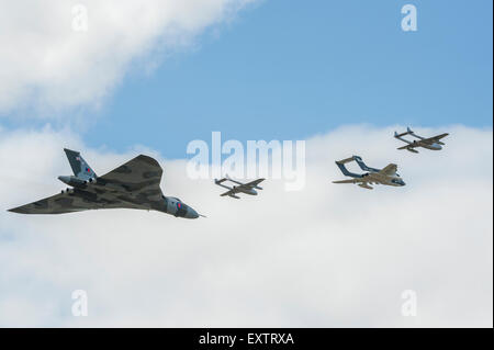 Bombardier Vulcan B2, Sea Vixen FAW2 et Vampire FB52 voler en formation Banque D'Images