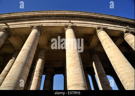 Italie, Rome, place Saint-Pierre, colonnade Bernini Banque D'Images