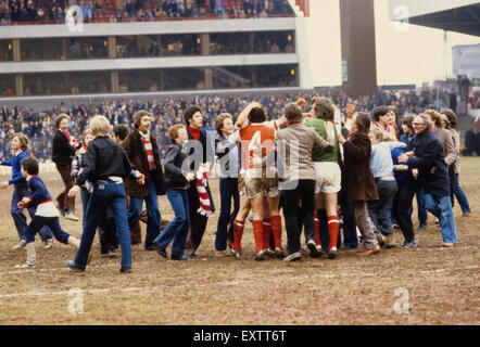 Les supporters d'Arsenal fans envahissement du terrain de la célébration de la victoire en FA Cup semi finale gagner Arsenal v Wolverhampton Wanderers, 31 mars 1979 Banque D'Images