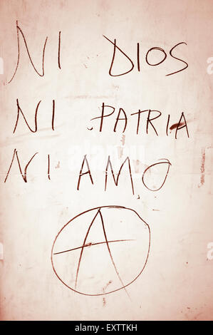 L'anarchie graffiti sur mur en Espagne en disant : ni/pas de Dieu (Dios), pays (Patria), l'amour (AMO) Banque D'Images