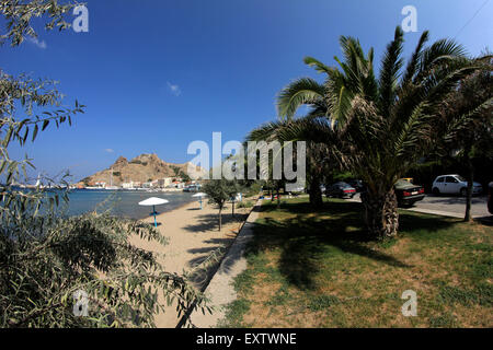 Vue grand angle de Tourkikos 'Turkish' beach et parc avec un grand arbre de l'ombre pour les baigneurs. Myrina, Lemnos, Grèce Banque D'Images