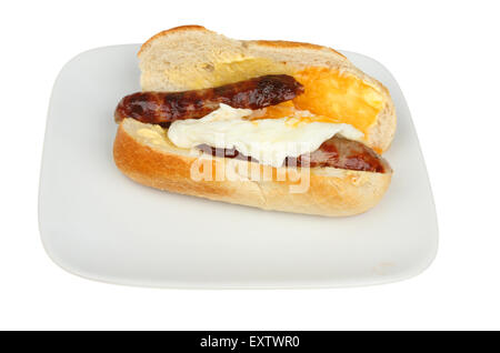 Saucisses et œufs frits dans une baguette sur une plaque isolés contre white Banque D'Images