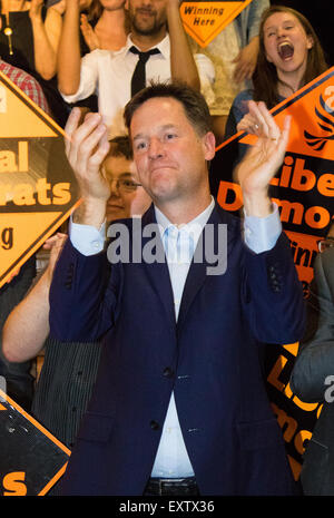 Islington Assembly Hall, Londres, 16 juillet 2015. Les libéraux-démocrates annoncent leur nouveau chef Tim Farron MP qui a été élu par les membres du parti lors d'un vote contre Norman Lamb MP. Sur la photo : Ancien leader Lib-Dem Nick Clegg se réjouit de son nouveau chef après son discours. Crédit : Paul Davey/Alamy Live News Banque D'Images