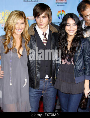 Ashley Tisdale, Zac Efron et Vanessa Anne Hudgens assister à la premiere sortie DVD de "High School Musical 2 : Extended Edition" tenue à l'El Capitan Theatre à Hollywood, Californie, États-Unis le 19 novembre 2007. Banque D'Images