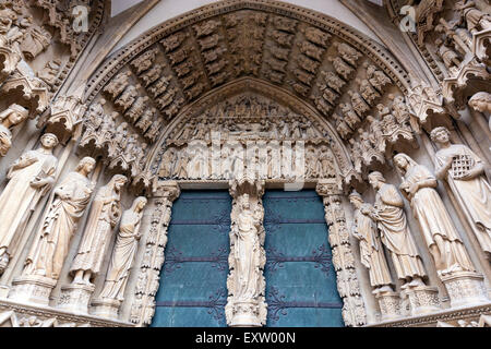 Pierre au transept sud porche porte de la Cathédrale de Metz, Metz, Lorraine, FranceMetz Cathédrale, Metz, Lorraine, France Banque D'Images