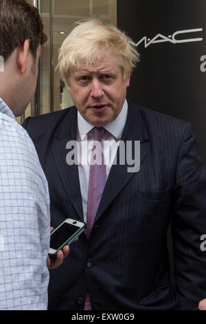 Londres, Royaume-Uni. 16 juillet, 2015. Maire Boris Johnson interviewé sur Bond Street Crédit : Guy Josse/Alamy Live News Banque D'Images