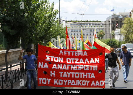 Athènes, Grèce. 16 juillet, 2015. Les manifestants kurdes portent une bannière, appelant à la libération d'Abdullah Öcalan le leader du PKK Abdullah Öcalan. à la manifestation de solidarité à Athènes. Peuple kurde vivant dans 'La Grèce, ont marché vers l'ambassade de Turquie, appelant à la libération de la leader du Parti des Travailleurs du Kurdistan (PKK), qui est actuellement emprisonné en Turquie. © Michael Debets/Pacific Press/Alamy Live News Banque D'Images